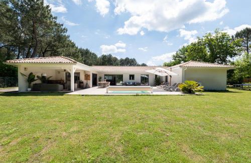 Grayan-Et-L'Hopital Villa | Sunny Villa Nature