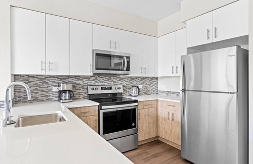 Walnut Creek Apartment | Sunny Walnut Creek 1BR w/Gym, Pool & Spa, walk to BART, by Blueground