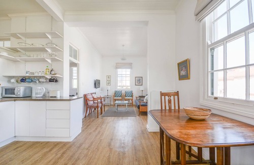 Kalk Bay Apartment | Sunny Windsor Apt in the heart of Kalk Bay