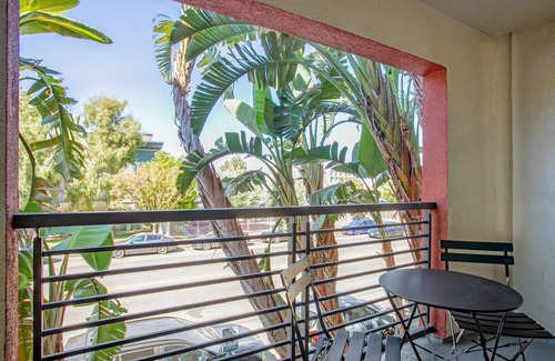 Woodland Hills Apartment | Sunny Woodland Hills 1BR w/Pool & Gym, nr Warner Center, by Blueground