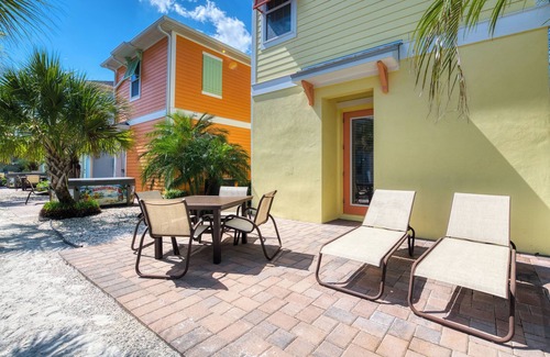 West Kissimmee Cottage | Sunny Yellow Cottage near Disney with Margaritaville Resort Access & Island H20.