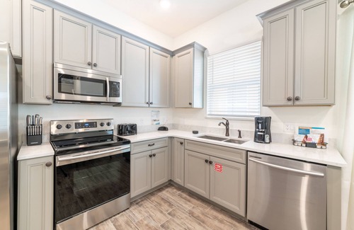 West Kissimmee Cottage | Sunny Yellow Cottage near Disney with Margaritaville Resort & Island H2O Access.