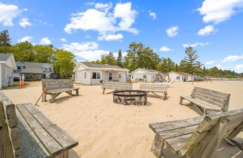 Greenbush Apartment | Sunnyside 3BR 1BA Relaxing Lakefront Retreat