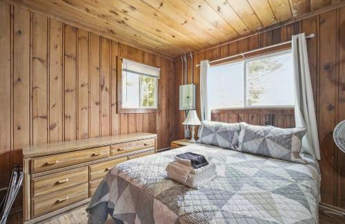 Greenbush Apartment | Sunnyside 3BR 1BA Relaxing Lakefront Retreat