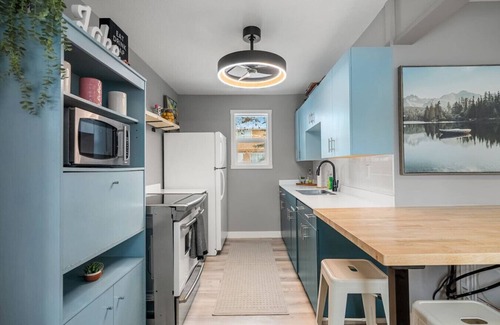 Parkland Beach Apartment | Sunnyside Cove | Lakeside | Fireplace | Fire Pit