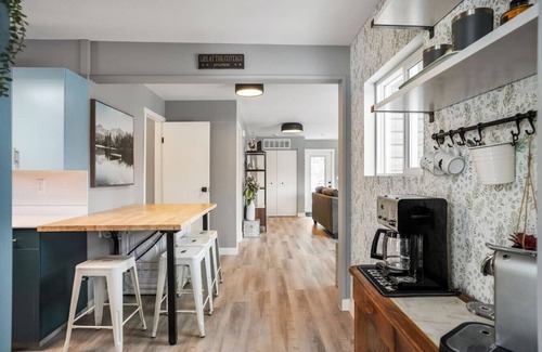 Parkland Beach Apartment | Sunnyside Cove | Lakeside | Fireplace | Fire Pit