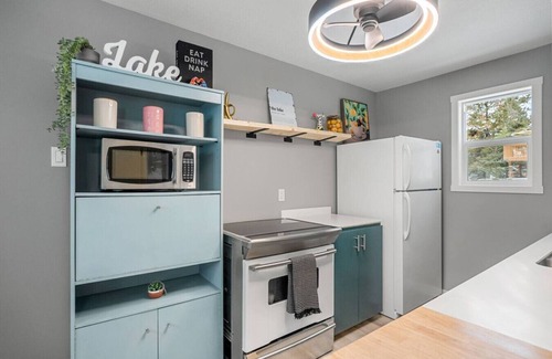 Parkland Beach Apartment | Sunnyside Cove | Lakeside | Fireplace | Fire Pit