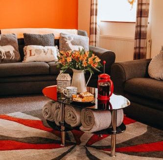 Brecon House | Sunnyside farmstay & hottub near Brecon Beacons sleeps 8