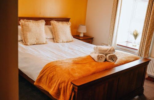 Brecon House | Sunnyside farmstay & hottub near Brecon Beacons sleeps 8