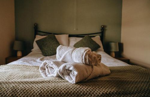 Brecon House | Sunnyside farmstay & hottub near Brecon Beacons sleeps 8