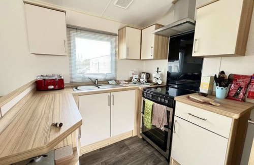 Ampney Crucis House | Sunnyside static lakeside home