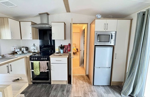 Ampney Crucis House | Sunnyside static lakeside home