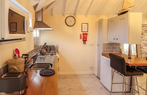 Goxhill Cottage | SUNNYSIDE, romantic, with hot tub in Barrow-Upon-Humber