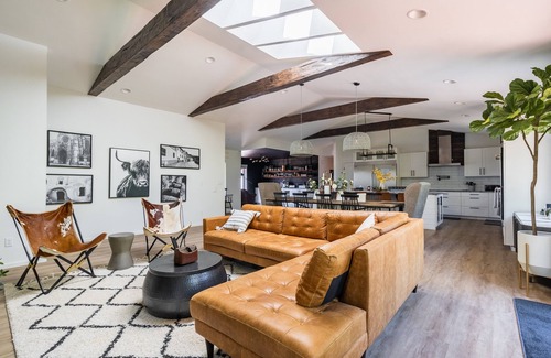 West Lake Stevens House | Sunnyside Sanctuary (3-Bedroom Home) by RedAwning