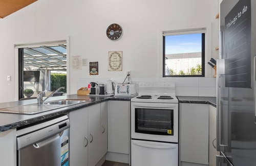 Mangawhai Heads Cottage | Sunnyside Spa Retreat - Mangawhai Holiday Home