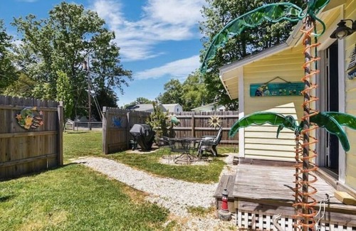 Colonial Beach Cottage | Sunnyside Up - Small Dog Friendly Waterfront Cottage