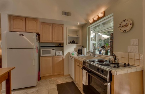 Tahoma Cabin | Sunnywood: 1 BR, 1 BA Cabin/Bungalow in Tahoma, Sleeps 2