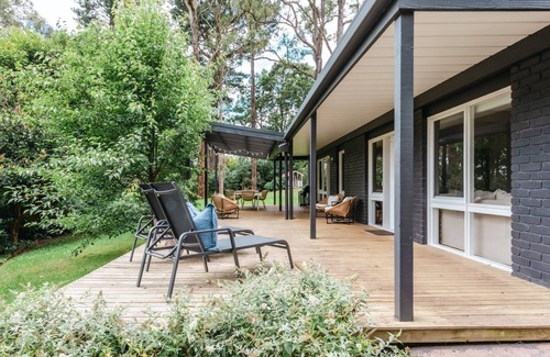 Red Hill House | SunRey Retreat - Escape to a peaceful and private oasis.