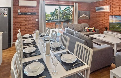 Jindabyne Apartment | Sunrise 5 - Cosy 3 bedroom with tennis court, pool and lake views