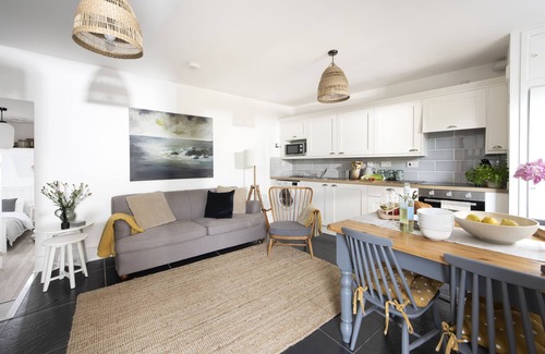 Mousehole Apartment | Sunrise - an apartment that sleeps 4 guests in 2 bedrooms