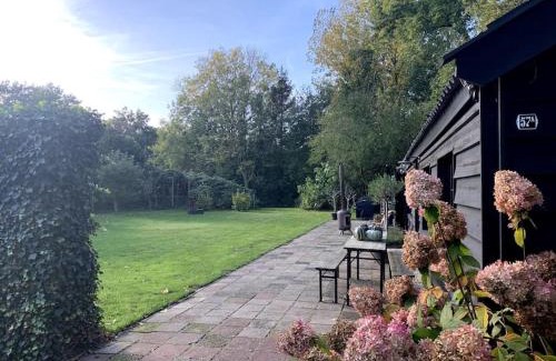 Eemnes Ski Chalet | Sunrise & coffee, vrijstaand, warm design huisje in de polder