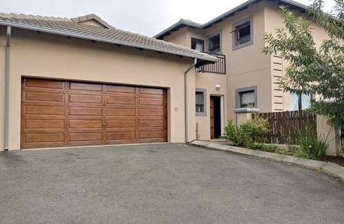 Krugersdorp Villa | Sunrise Mountain Views