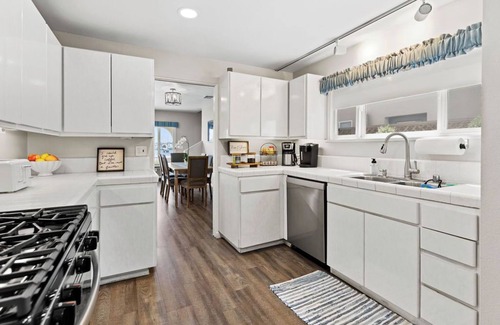 Central Mission Beach House | Sunrise on the Bay, Bayfront, A/C, Bikes & Firepit!