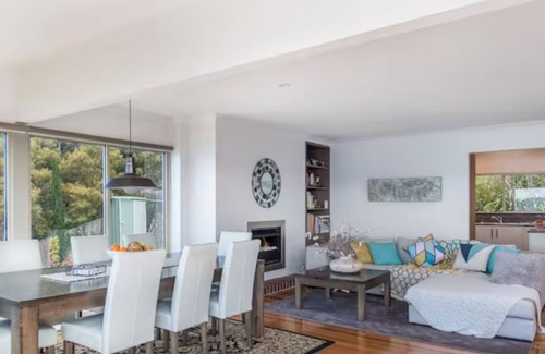 Sandy Bay House | Sunrise on the Bay - Hobart - Stunning water views