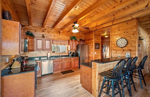 Townsend Cabin | Sunrise Peak: Incredible 6BR w/Views*Hot Tub*Games*Privacy!