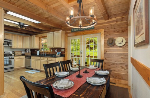 Hendersonville House | Sunrise Ridge Lodge in Historic Hendersonville