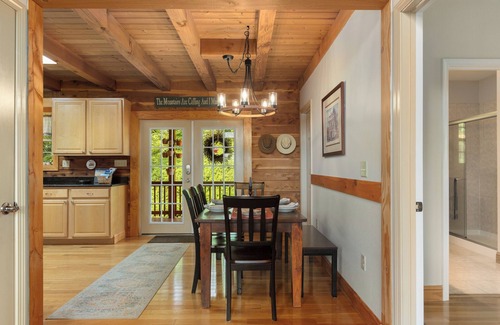 Hendersonville House | Sunrise Ridge Lodge in Historic Hendersonville