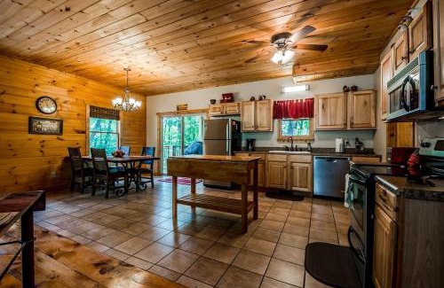 Sautee Nacoochee House | Sunrise Summit | Deluxe 2BR 2.5BA Cabin | Mountain View | Private | Hot Tub in Sautee Nacoochee, Georgia