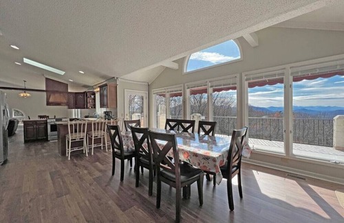Bryson City House | Sunrise/Sunset Mnt View Pool home!