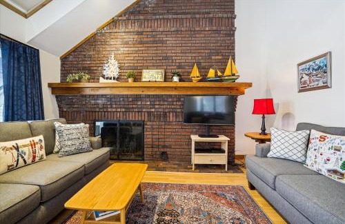 Central Vermont- Killington House | Sunrise Village East Glade B2 Cozy Ski-In Ski-Out 3-Bedroom Condo with Fireplace & Resort Amenities