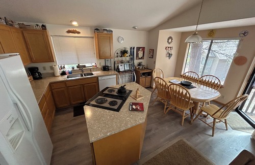Deer Park House | Sunriver Book Early and Save! Great, Quiet Location! 3 Bd/2 ba/Hot Tub! A/C!