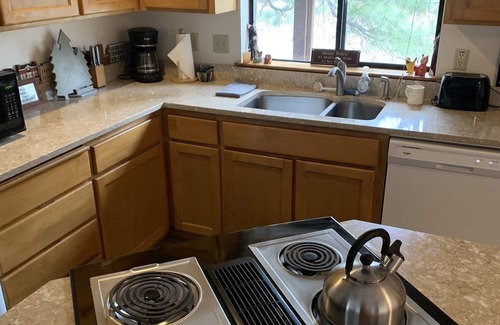 Deer Park House | Sunriver Book Early and Save! Great, Quiet Location! 3 Bd/2 ba/Hot Tub! A/C!