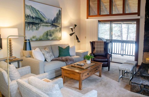 Sunriver Condo | Sunriver Escape with A/C, BBQ & Golf Course View