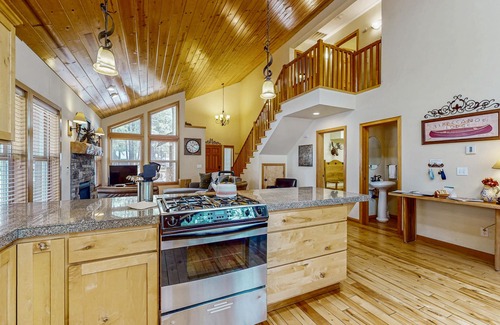 Overlook Park House | Sunriver home w/private hot tub, SHARC passes for pools
