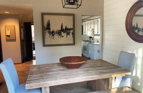 Sunriver House | Sunriver Retreat: Sleeps 8 – Bright Family Home Near Trails & SHARC, 8 Passes!