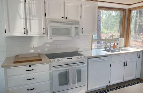 Sunriver House | Sunriver Retreat: Sleeps 8 – Bright Family Home Near Trails & SHARC, 8 Passes!