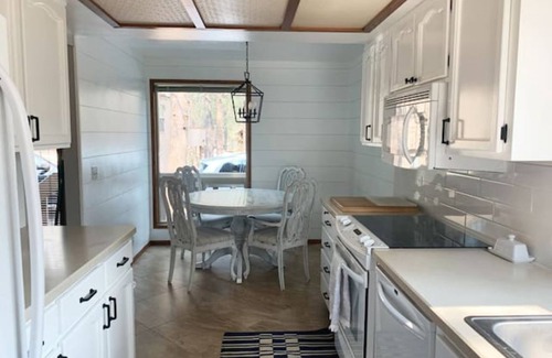 Sunriver House | Sunriver Retreat: Sleeps 8 – Bright Family Home Near Trails & SHARC, 8 Passes!