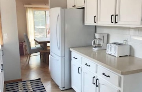 Sunriver House | Sunriver Retreat: Sleeps 8 – Bright Family Home Near Trails & SHARC, 8 Passes!