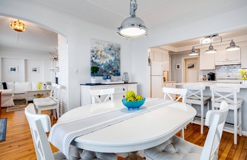 Leamington Apartment | Sunroom Shores Lake House