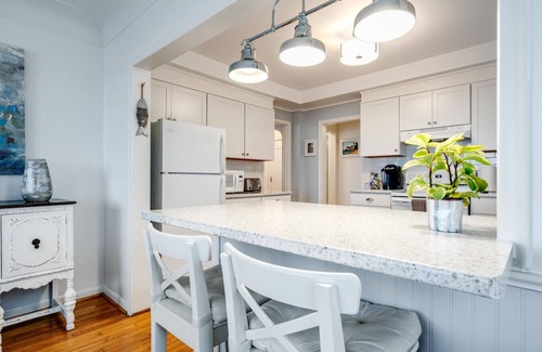Leamington Apartment | Sunroom Shores Lake House