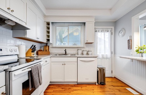 Leamington Apartment | Sunroom Shores Lake House
