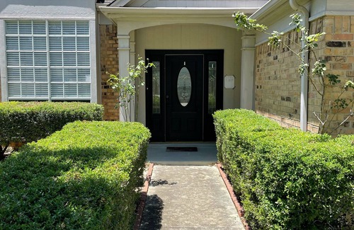 Cibolo House | Sunrose Cottage - Fresh & Clean - King Suite + free Wifi - Pet Friendly