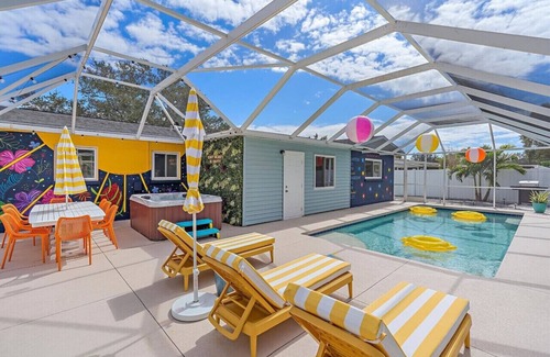 South Bradenton House | Sunsational lounge area-Insta ready-Steamy hot tub