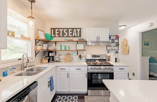Beulah Cottage | Sunset Alley Cottage - Cozy 3-bedroom cottage with WiFi, AC in charming Beulah