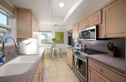 Point Loma Heights House | Sunset Balcony View! | Kids Playset | Sleeps 10