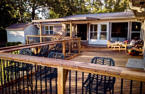 Sunset Bay House | SUNSET BAY SPACIOUS LAKEFRONT HOME WITH PERSONAL DOCK MINUTES FROM OAKLAWN